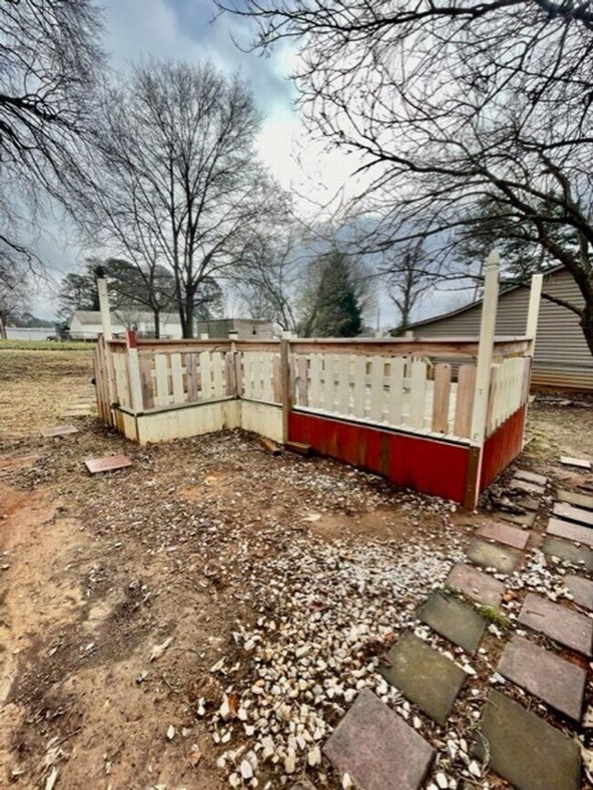 Building Photo - Adorable 3-bed 2-bath brick ranch, sitting on nearly a half acre lot, is located in Gastonia