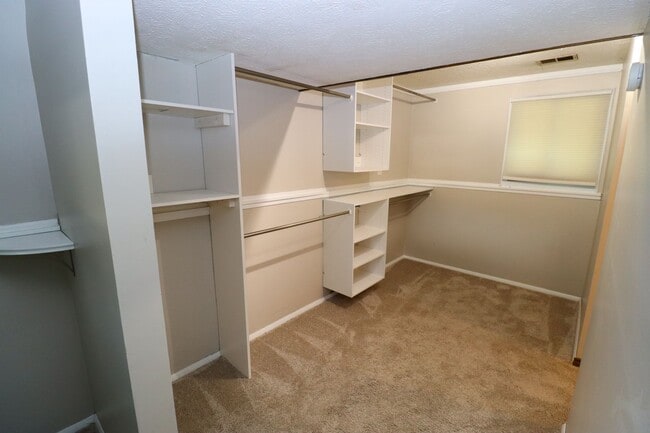 Building Photo - Walking Distance to Brownsburg High School!
