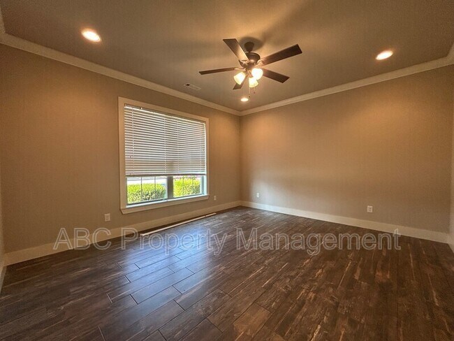 Building Photo - 3100 SW Warberry Ave