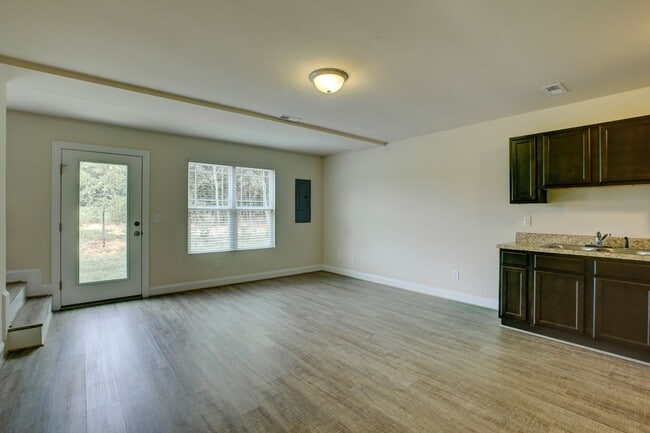 Building Photo - 3 bedroom 3 bathroom Townhome near Campbel...