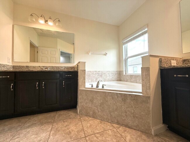 Building Photo - 5997 Ridge Lake Cir