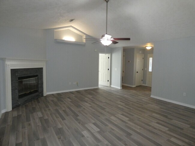 Building Photo - Spacious 3-Bedroom Home - Pace