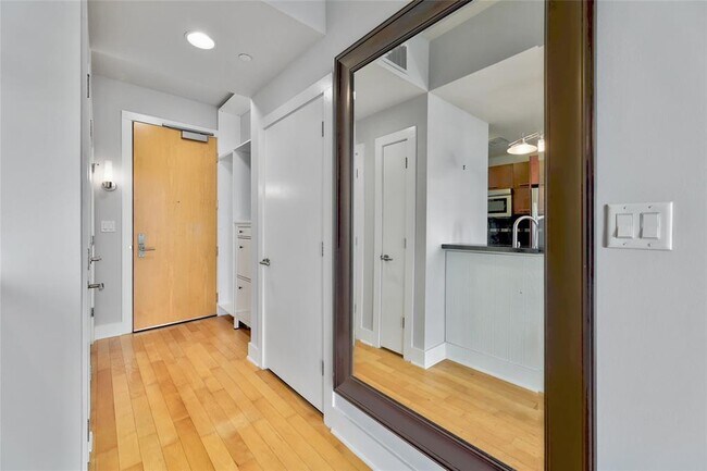 Building Photo - 603 Davis St