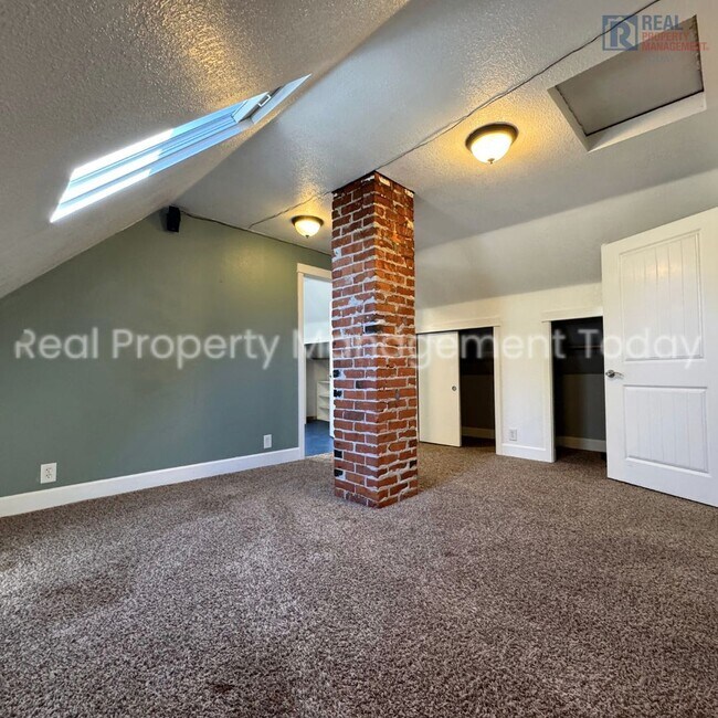 Building Photo - 9919 Woodland Ave E