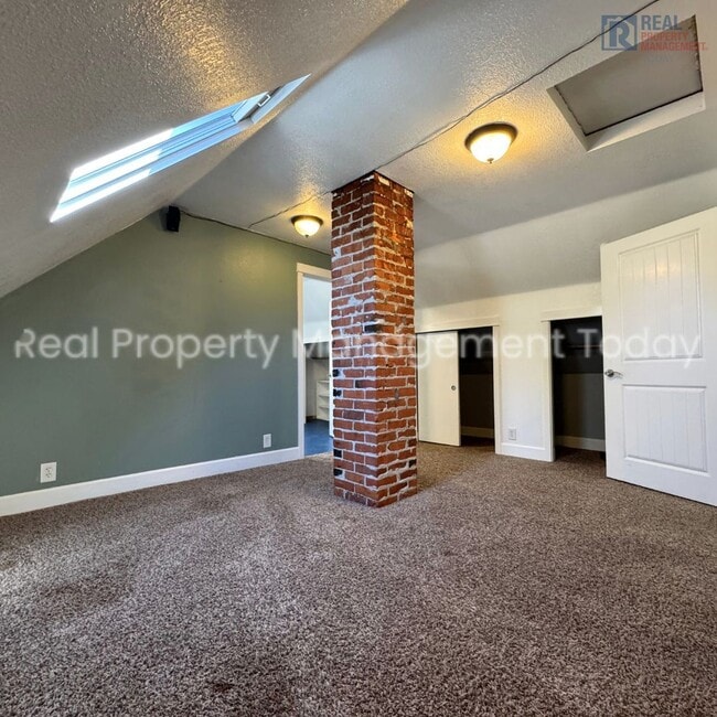 Building Photo - Charming 5 Bedroom + Huge yard!