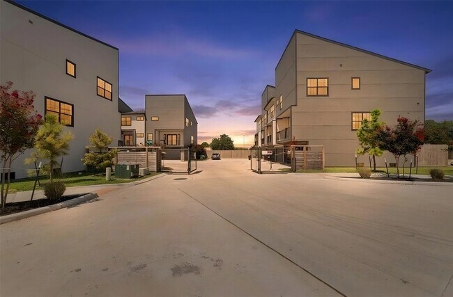Building Photo - 11926 S Hoa Sen Cir