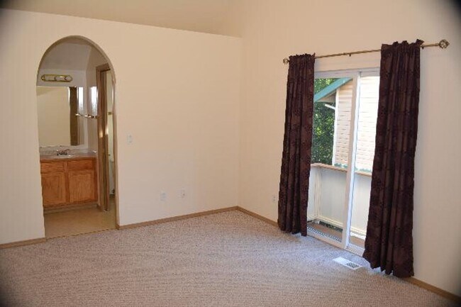 Building Photo - Spacious 3 bedroom townhome on cul-de-sac