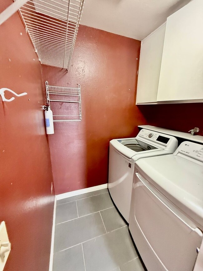 Building Photo - Single Story Condo end unit