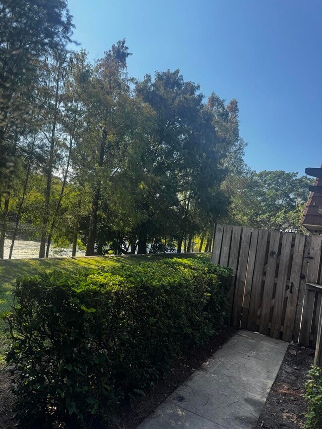 Building Photo - 417 4th Ln