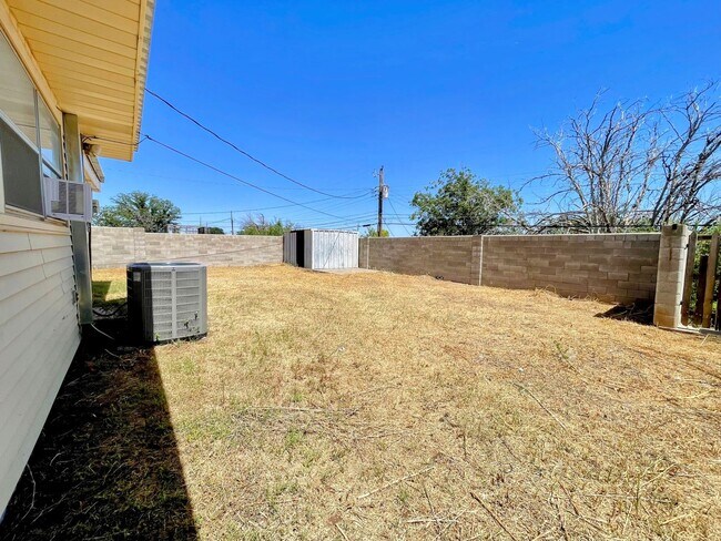 Building Photo - Comfortably Updated 4-Bedroom 2-Bathroom O...