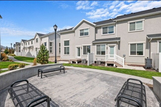 Building Photo - "Spacious 3-Bed Townhouse in Herriman – Yo...