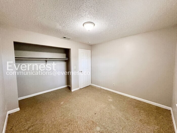 Building Photo - 3062 St Paul Dr