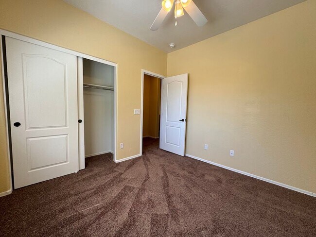 Building Photo - * $400 off move-in! Call today!!* Spacious 3 Bed Home with Office in Glendale - 2 Car Garage - Fr...