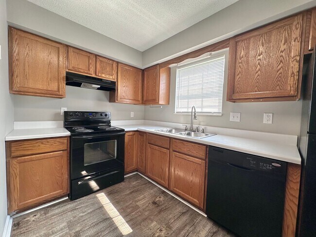 Building Photo - Rand 938 FABULOUS TOWNHOUSE! DON'T MISS TH...
