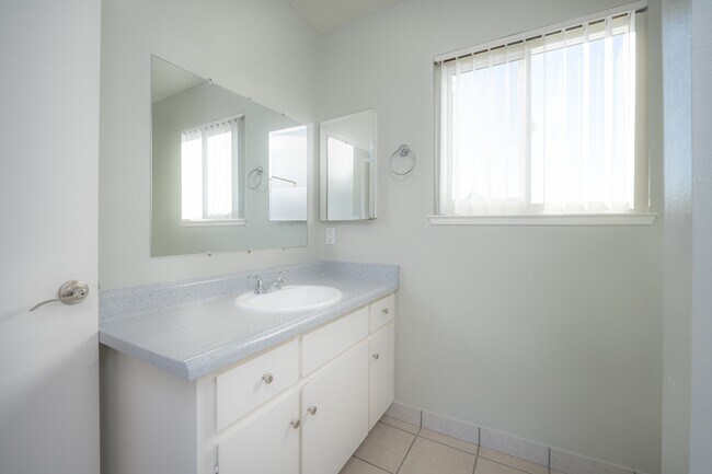 Oliva UNIT#26 bath (1) - Oliva Apartments