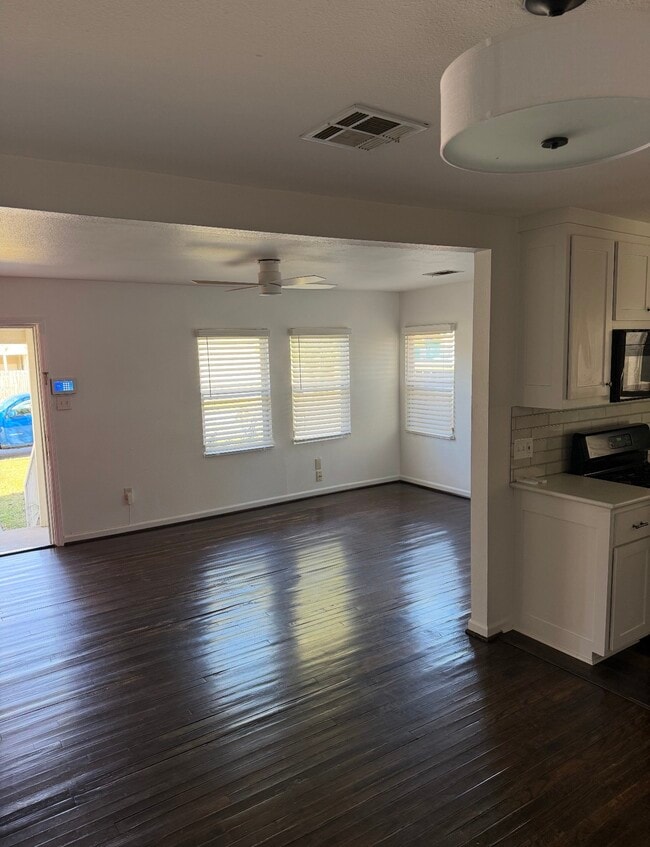 Building Photo - 1406 Kirwin St