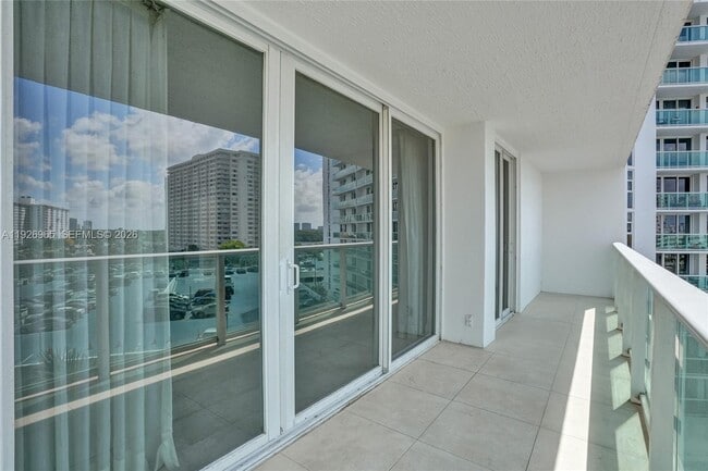 Building Photo - 100 Bayview Dr