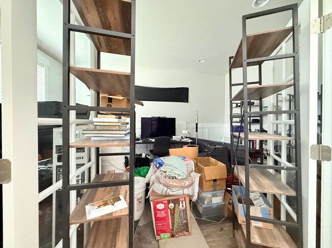 Building Photo - VERY Spacious house in Vineyard!