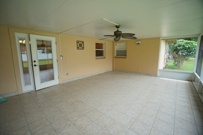 Building Photo - West Tampa Updated 3 Bed/ 2 Bath Home