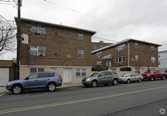 Building Photo - 5800 Broadway