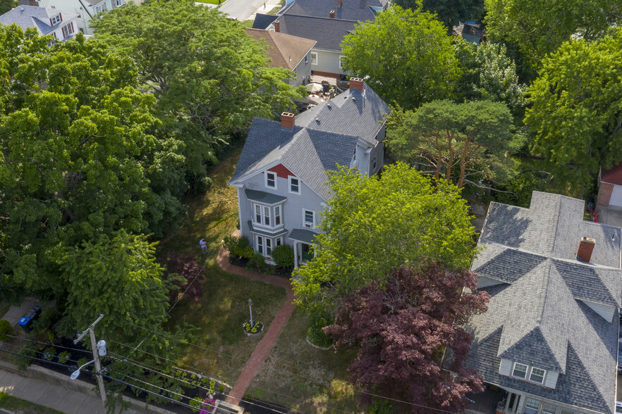 Building Photo - 590 River Ave