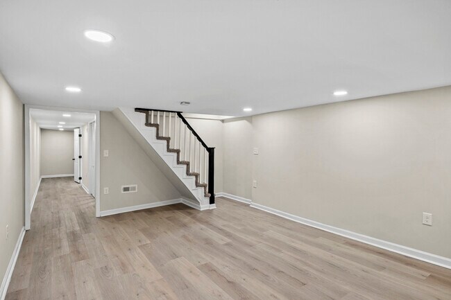 Building Photo - 139 N Lakewood Ave