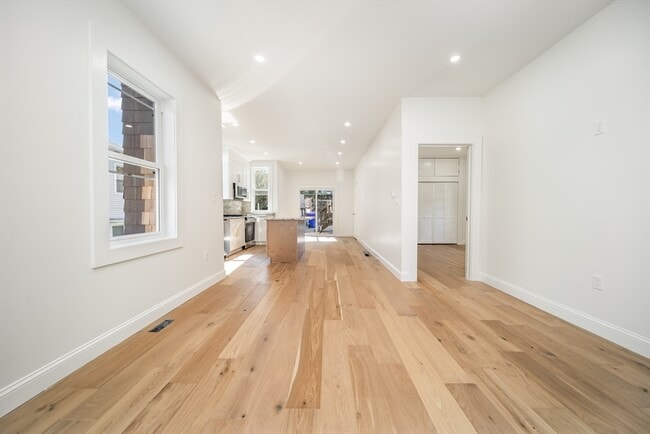 Building Photo - 9 Knollin St