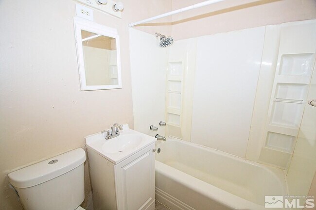 Building Photo - 638 Moran St