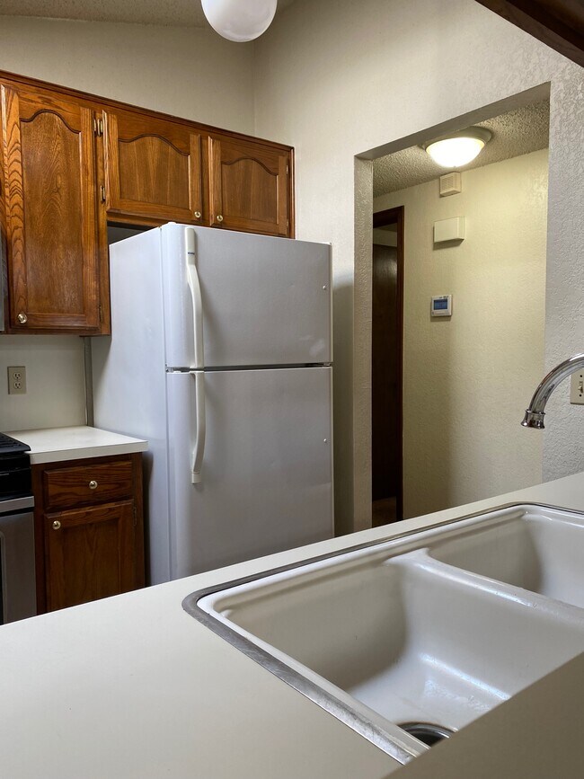 Building Photo - 2122 Meench Dr