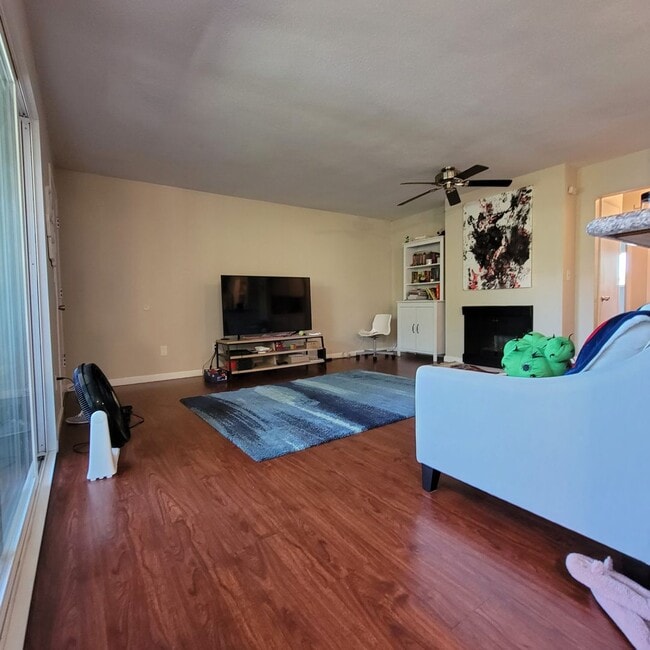 Building Photo - Spacious 2 bedroom 1 bathroom Condo with L...
