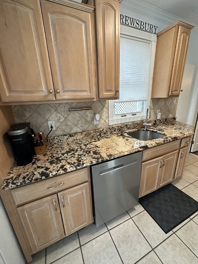 Building Photo - Luxurious 2 Bed, 2 Bath Rental on Lake Qui...