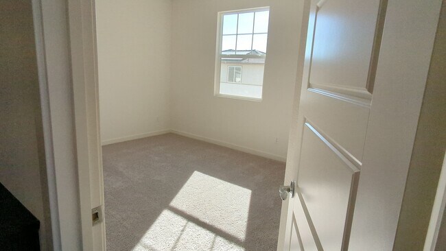 Building Photo - 2468 Lake Club Dr