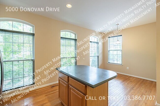 Building Photo - 5000 Donovan Dr