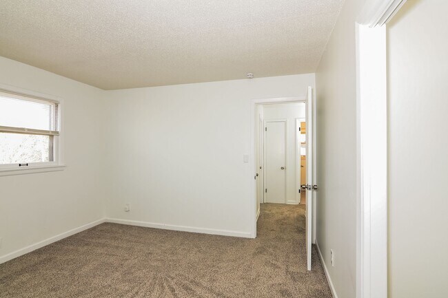 Building Photo - 314 Knox Ave N