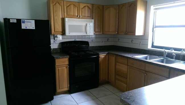 Building Photo - Great 3 BR home - Fenced Back Yard - A rat...