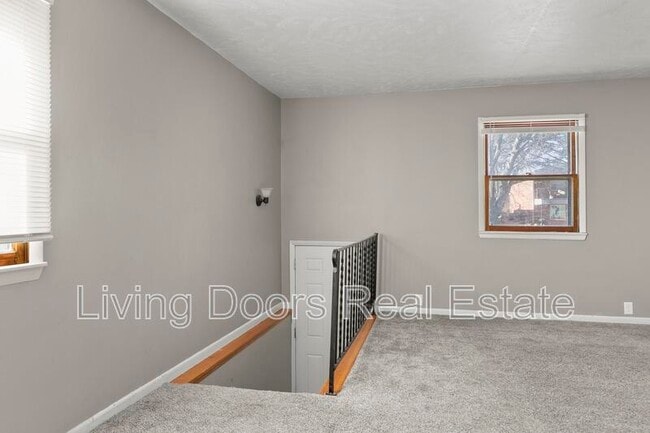 Building Photo - 348 S 5th St