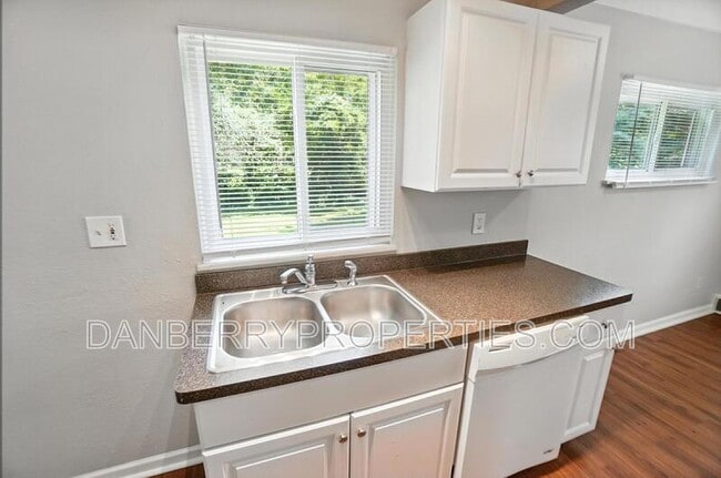 Building Photo - 822 Searles Rd