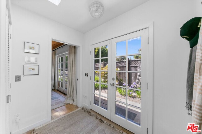 Building Photo - 7038 Dume Dr
