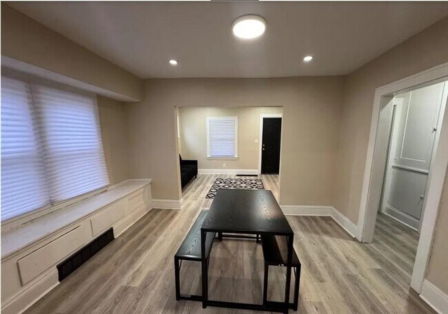 Building Photo - 14910 Kingsford Ave