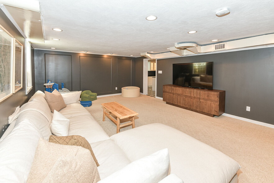 Building Photo - 5939 Gladden Dr