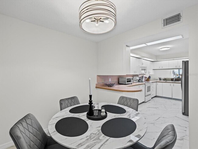 Building Photo - 6650 Sunset Way