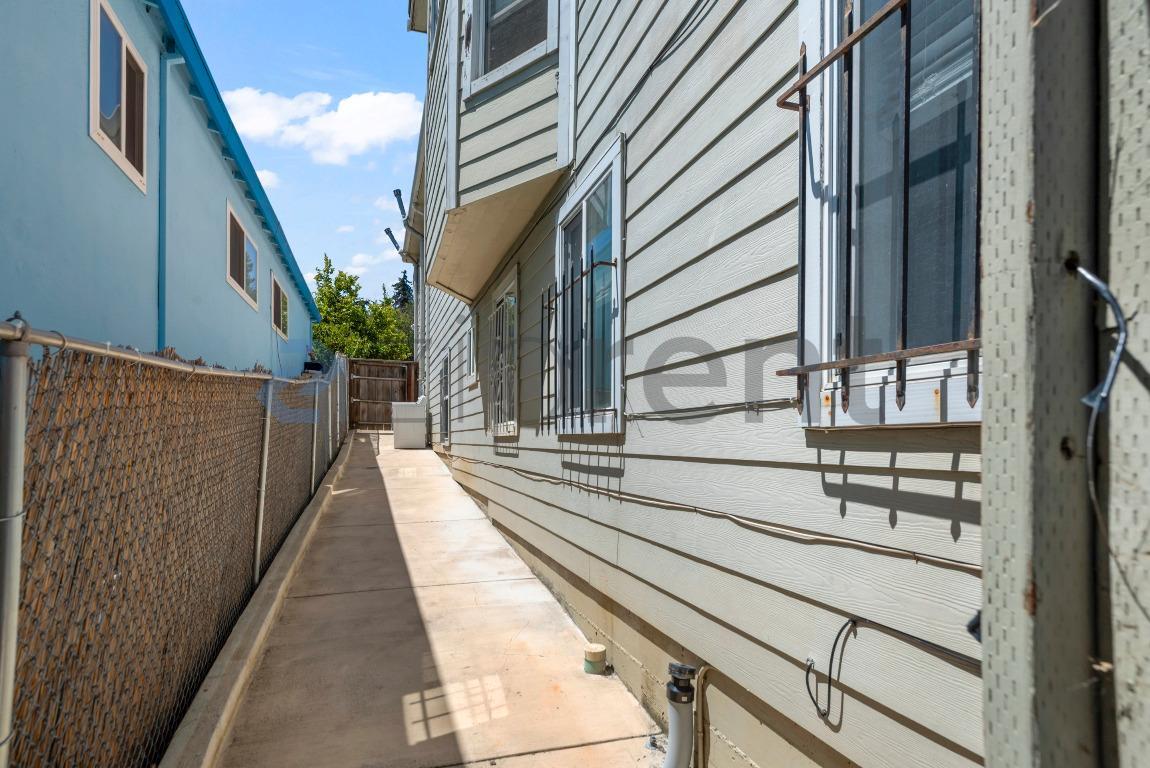 Building Photo - Unit