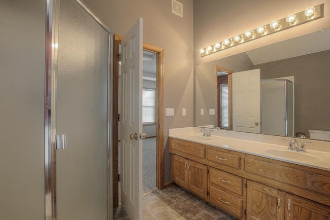 Building Photo - 612 NE Topaz Dr