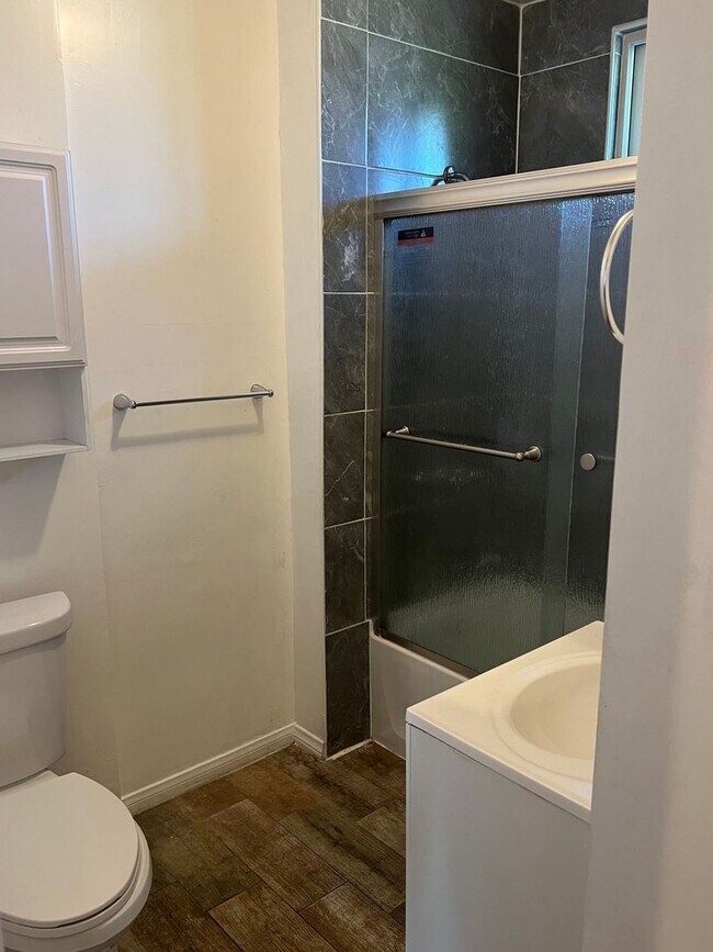 Building Photo - E1077F