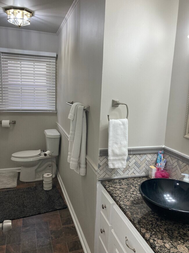 12 Theodore hall bath, shared. - 12 Theodore Dr