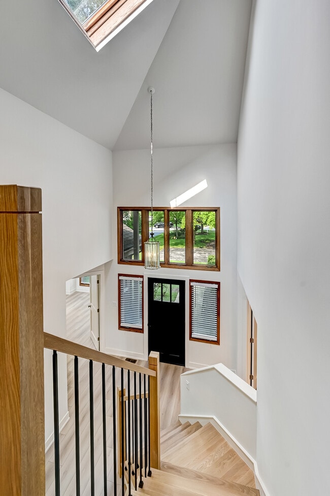 Building Photo - 5615 S Elm St