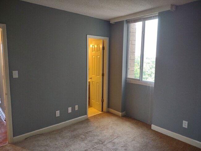 Building Photo - Marvellous Two Bedroom Condo With Perks!