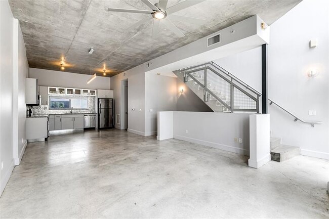 Building Photo - 721 SE 12th Ct