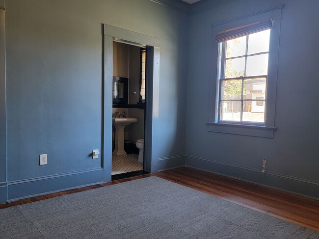 Building Photo - 10ft Ceilings - Chandeliers - Linen Gold S...