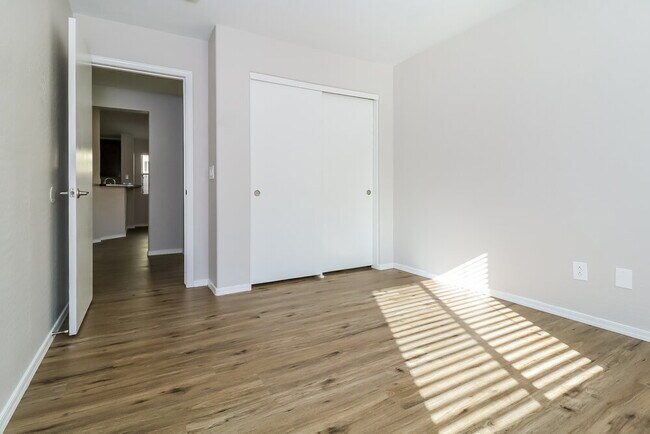 Building Photo - 10994 W Rio Vista Ln